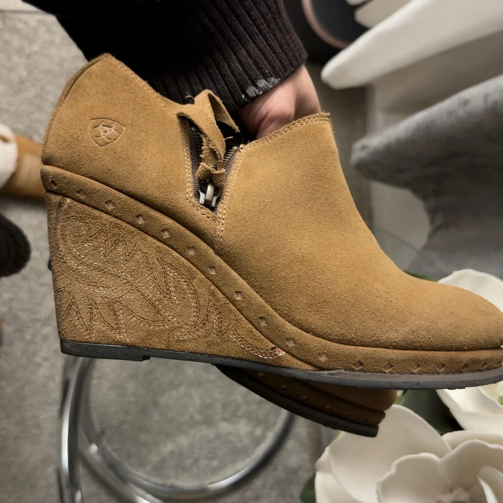 ariat suede ankle bootie plataform 9.5 B - Picture 8 of 9